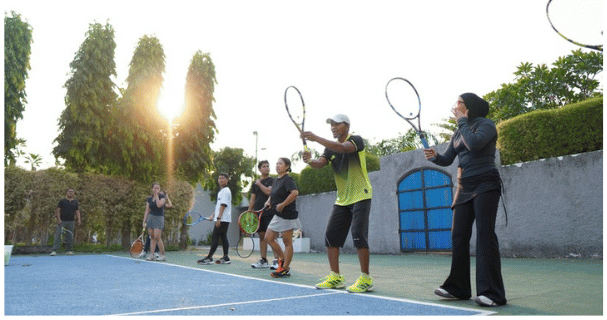Sesi coaching tennis EVERY Community di lapangan