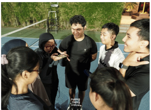 Member EVERY Community ngobrol seru di lapangan